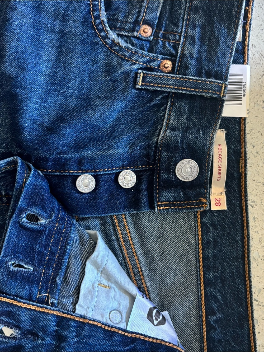 Levi's Ribcage Jean Shorts - Picture 3 of 3